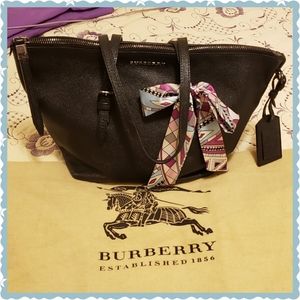 🌸SOLD🌸Burberry black leather shoulder bag.
